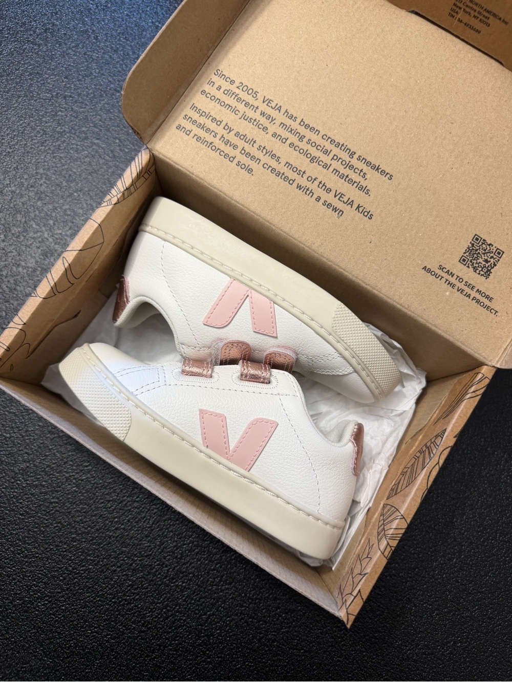 VEJA Kids
Esplar touch-strap sneakers